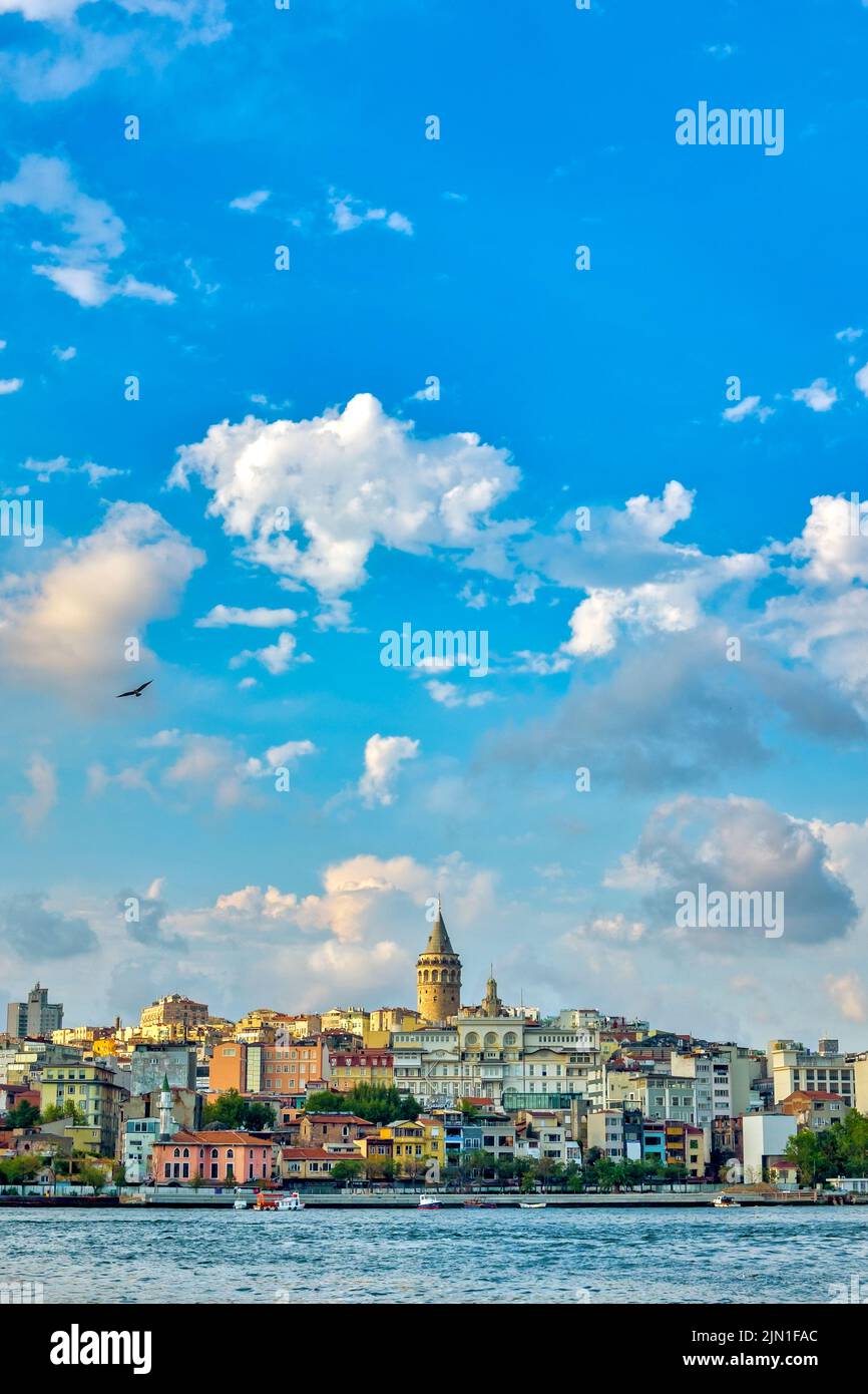 Blick auf die Skyline von Karaköy, den Bosporus, Istanbul, Türkei Stockfoto