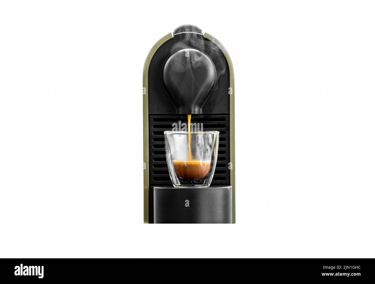 Eine nespresso-Maschine gießt heißen Kaffee auf weißem Hintergrund Stockfoto