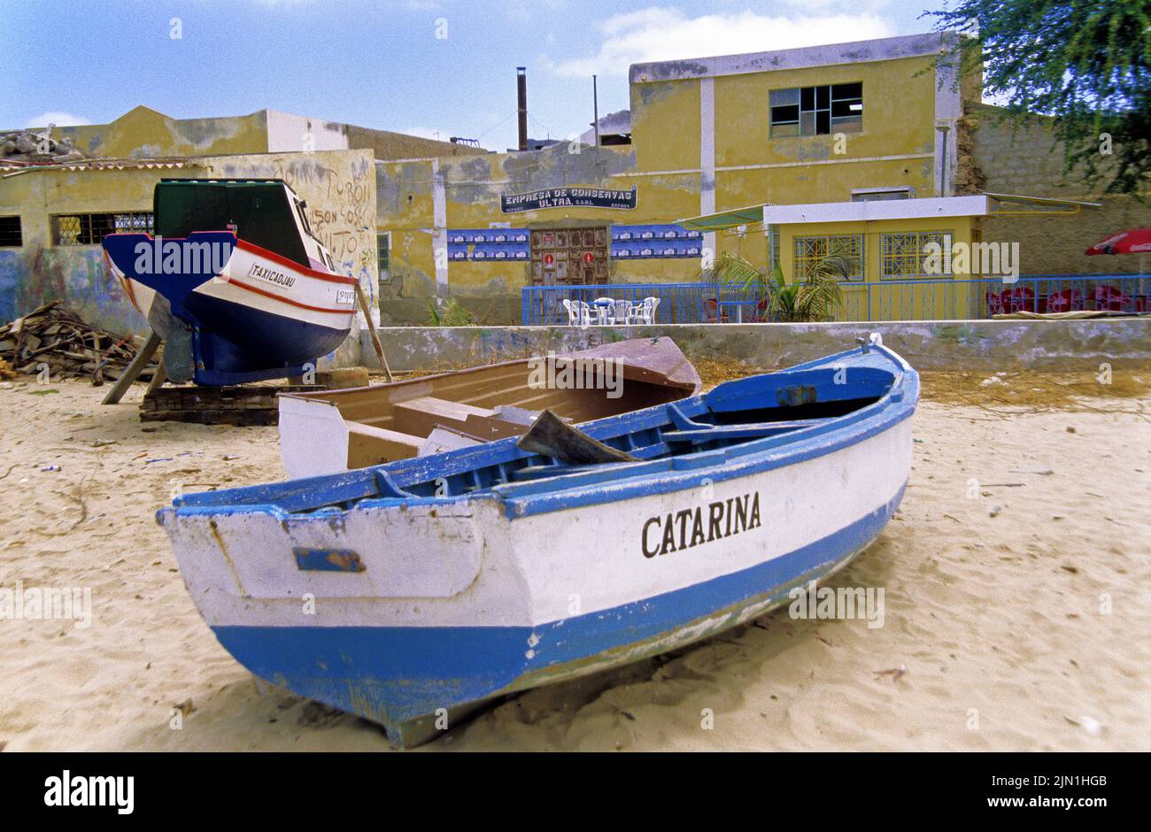 Fischerboot am Strand von Sal Rei, Boavista, Kapverden, Afrika | Fischerboot am Strand von Sal Rei, Boavista, Kap Verde, Afrika, Atlantik Stockfoto