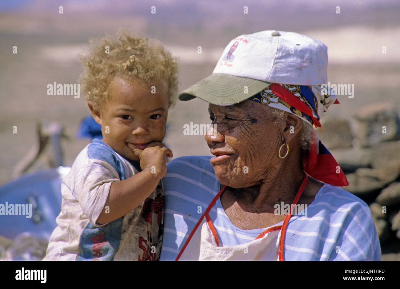 Alte einheimische Frau mit einem kleinen Kind, Sal Rei, Boavista, Kapverdische Inseln, Afrika Stockfoto