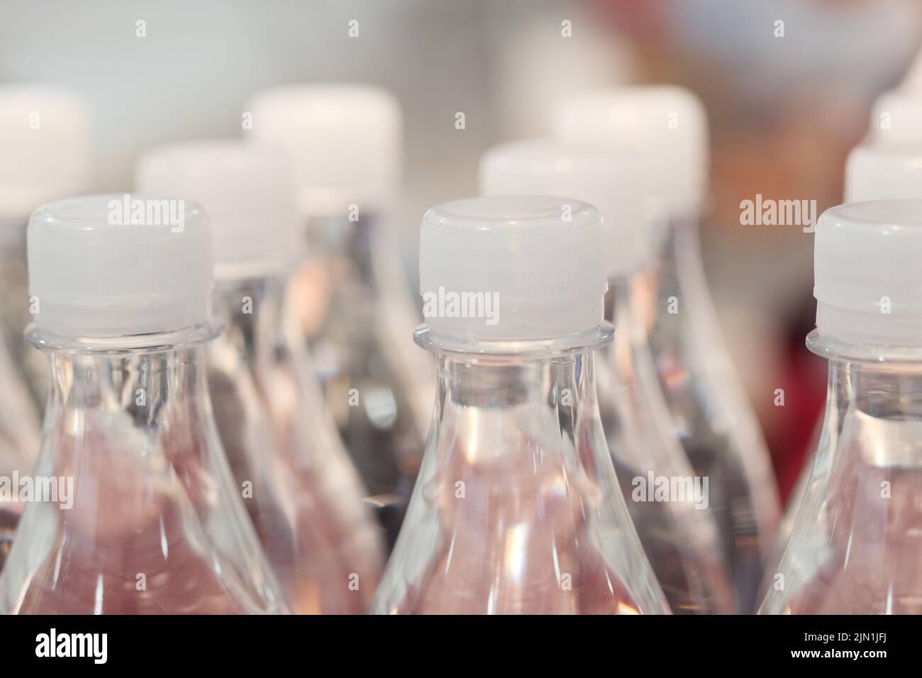 Plastikflaschen mit alkoholfreien Getränken auf dem Tisch Stockfoto