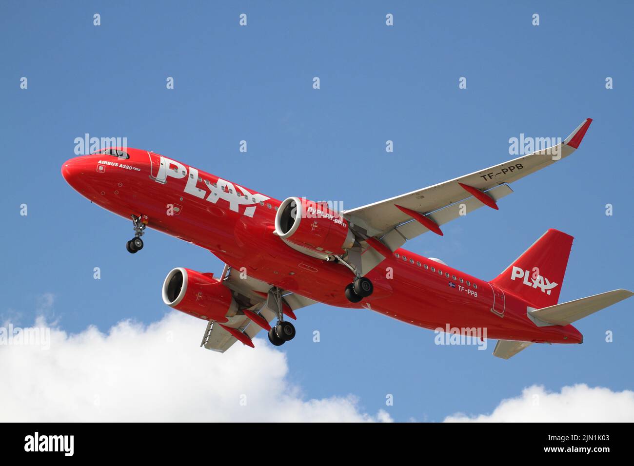 Eine Nahaufnahme des AIRBUS A320 Neo von PLAY Airlines am Himmel Stockfoto