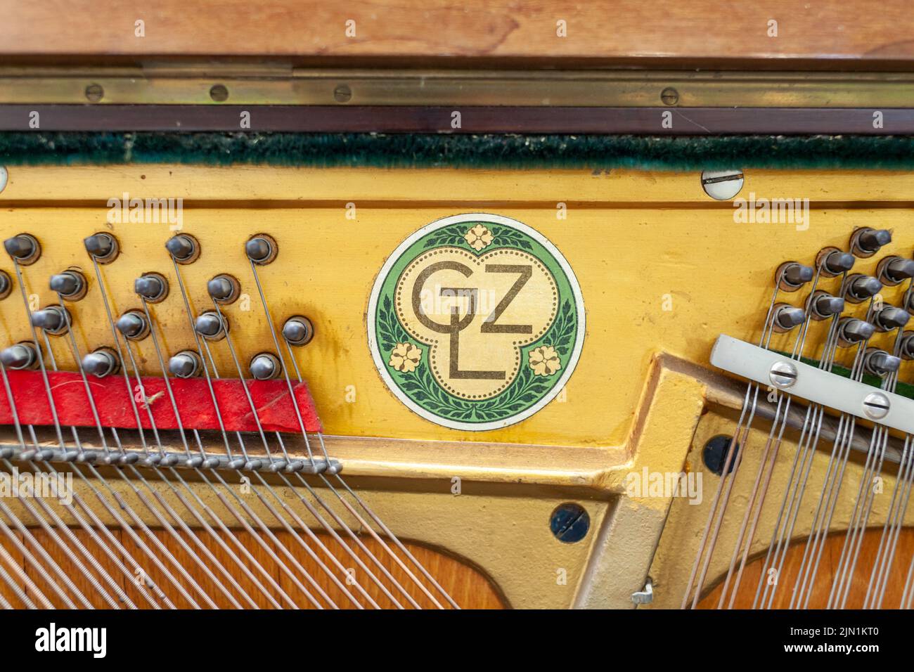 Das Innere des Klaviers ist ohne Deckel. Saiten, Hämmer und andere Teile eines Musikinstruments sind sichtbar. Tuning und Reparatur eines musikalischen Instrums Stockfoto