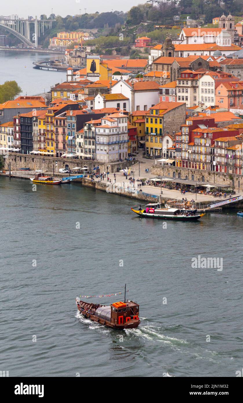 Touristenboot, das auf dem Fluss Douro im Zentrum von Porto, einer bedeutenden Stadt im Norden Portugals, segelt. Stockfoto