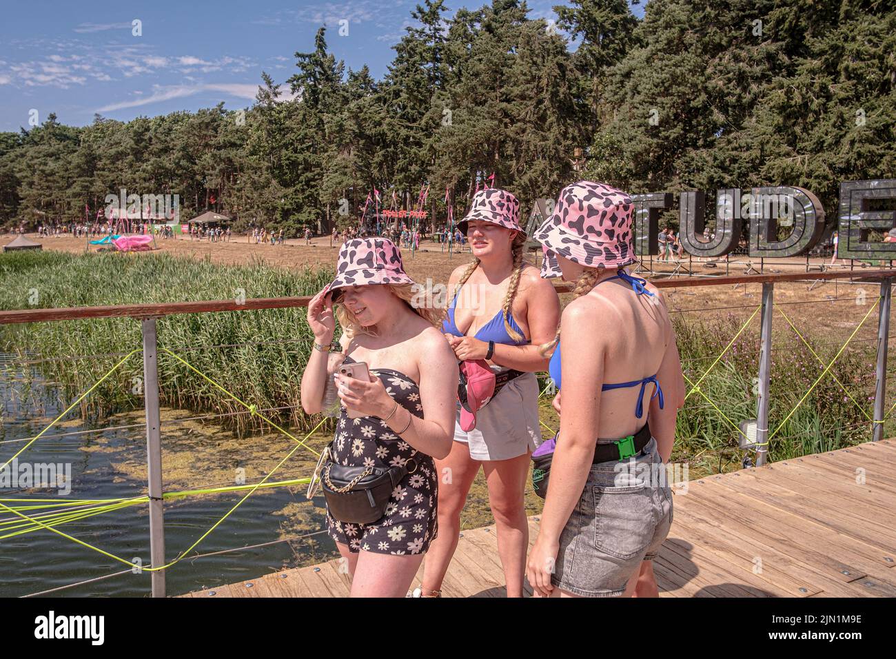 Fröhliche Frauen bei der Feier des Latitude Music Festival, Suffolk, Großbritannien Stockfoto