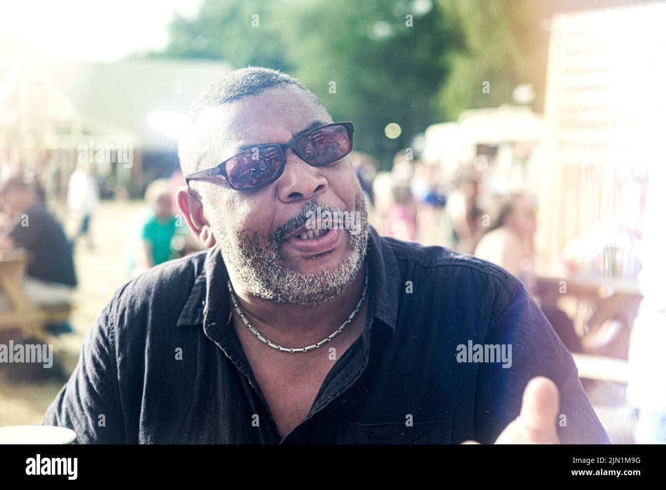 Ein Porträt eines Mannes, der am Latitude Music Festival in Suffolk teilnahm Stockfoto