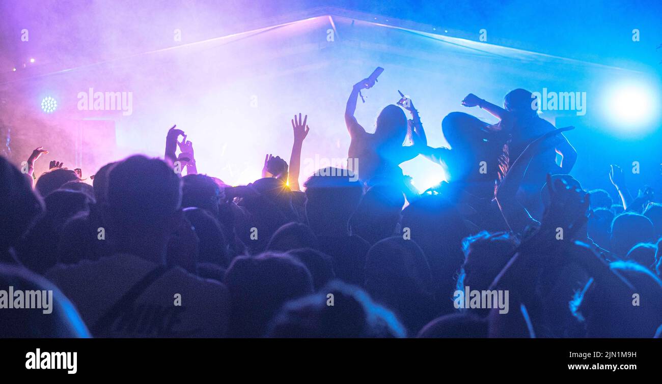 Ein Publikum, das an der strahlenden Feier des Latitude Music Festivals in Suffolk, Großbritannien, teilnimmt Stockfoto