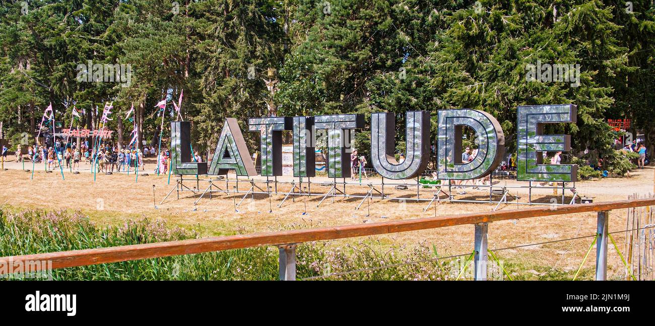 Eines der Zeichen, das zum Latitude Music Festival in Suffolk, Großbritannien, führt Stockfoto