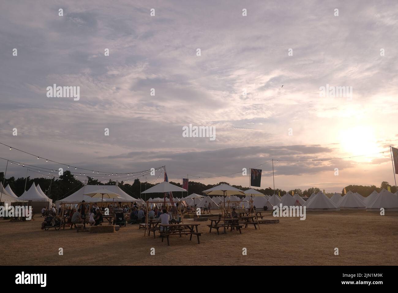 Ein malerischer Blick auf den Sonnenuntergang über dem Latitude Music Festival Gebiet in Suffolk Stockfoto