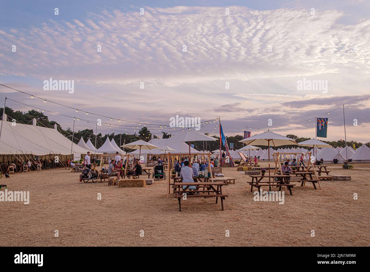 Allgemeine Szenen vom Latitude Music Festival in Suffolk. Der Sitzbereich im Freien unter dem malerischen, wolkigen Himmel. Stockfoto