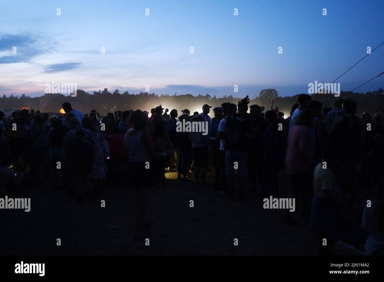 Eine Silhouette einer Menge, die das Latitude Music Festival in Suffolk, Großbritannien, genießt Stockfoto