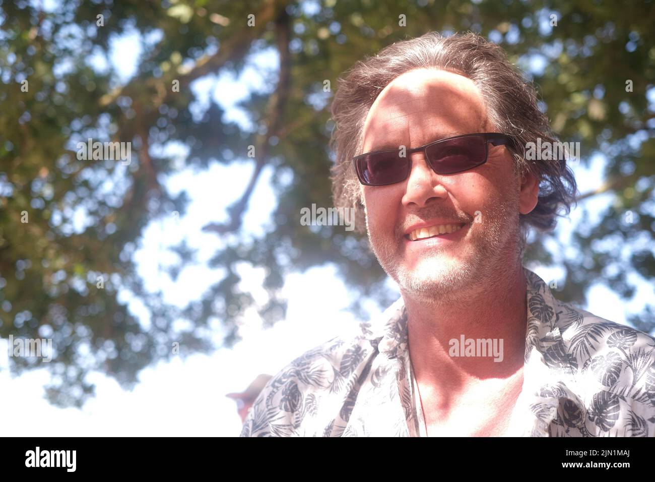 Ein Porträt eines älteren Mannes, der das Latitude Music Festival in Suffolk genießt Stockfoto