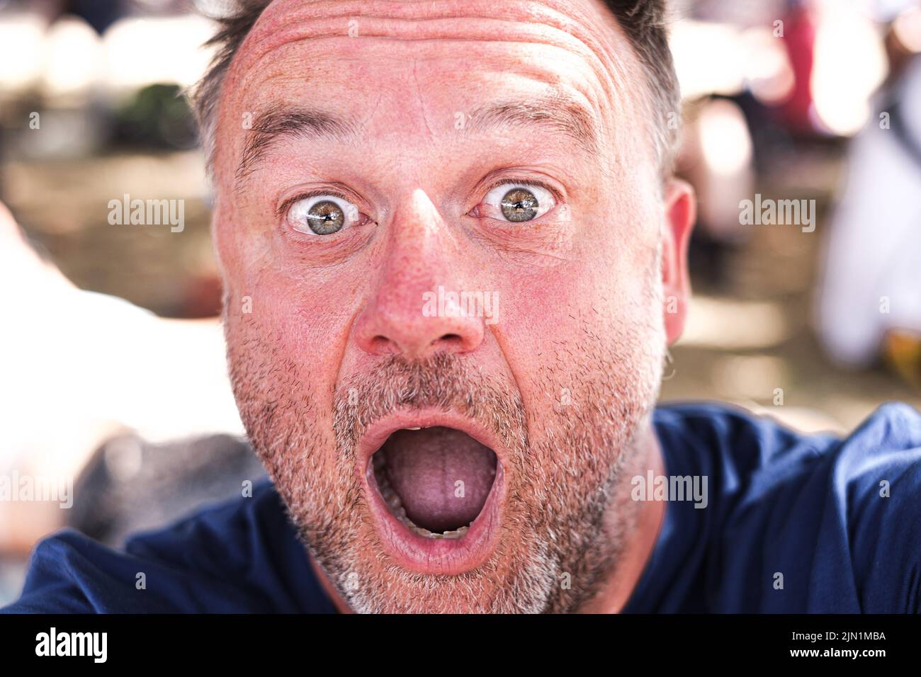 Eine Nahaufnahme eines begeisterten Mannes, der das Latitude Music Festival, Suffolk, genießt Stockfoto