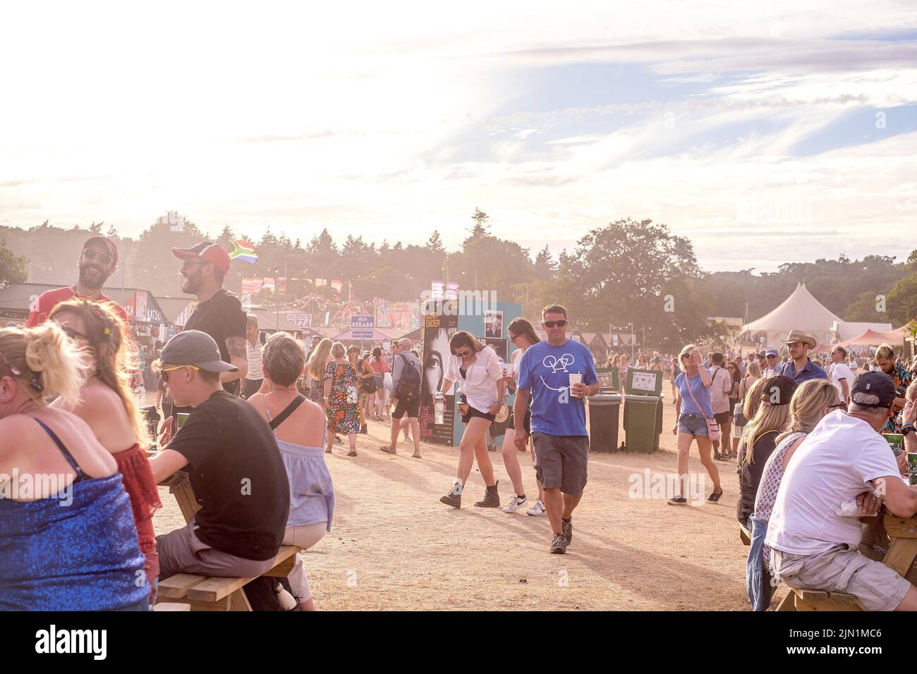 Allgemeine Aufnahmen von Menschen, die am Latitude Music Festival in Suffolk teilnehmen. Stockfoto