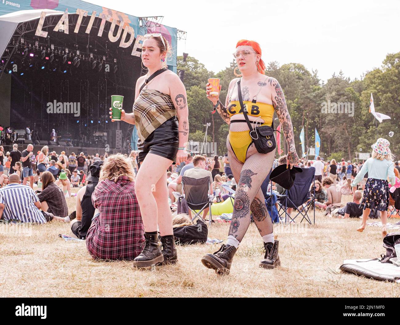 Funky Frauen, die am Latitude Music Festival in Suffolk, Großbritannien, teilnehmen Stockfoto