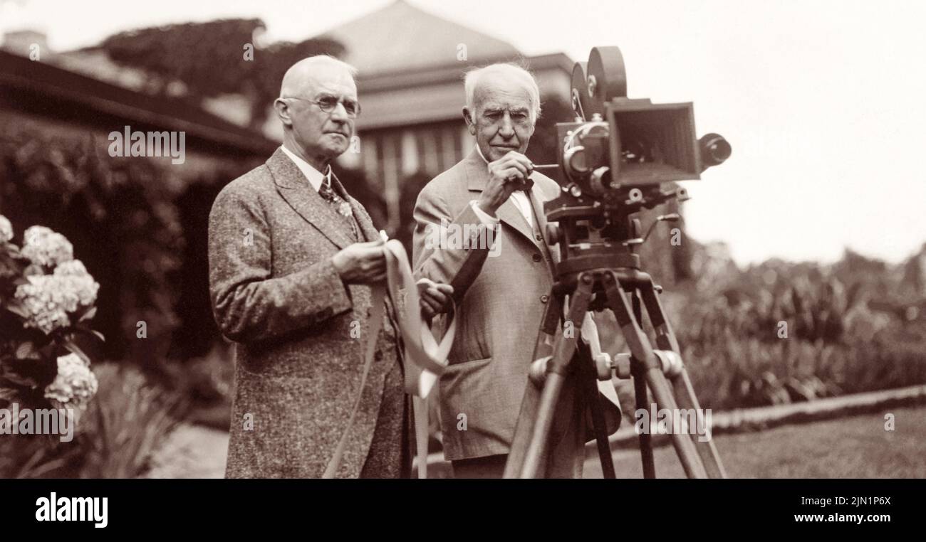 George Eastman (links) und Thomas Edison im Juli 1928 mit einer Filmkamera in Eastmans Haus in Rochester, New York, wo eine Demonstration des neuen Kodacolor-Films stattfand. (USA) Stockfoto