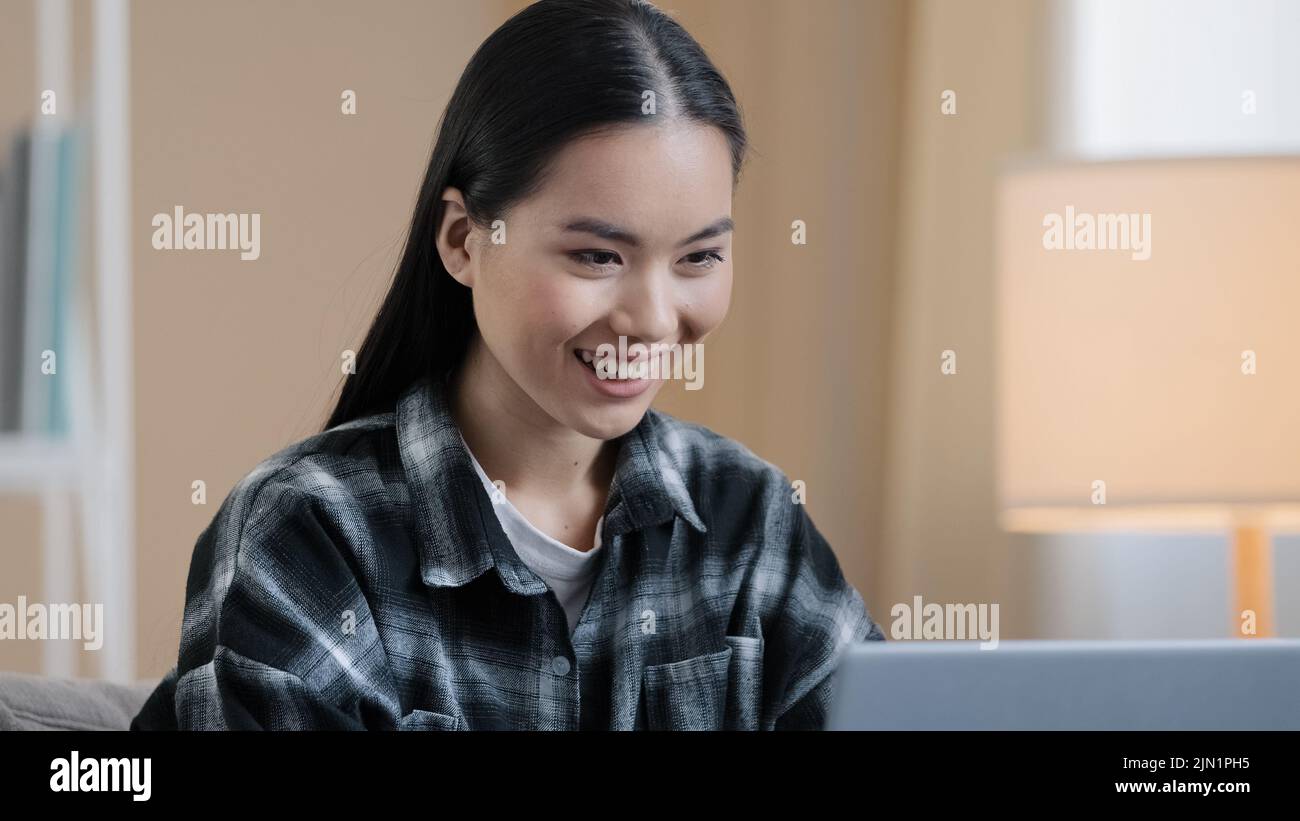 Headshot asiatische Mädchen Student freiberuflich Geschäft Frau Eingabe auf Laptop-Computer arbeiten im Internet weibliche professionelle Dame mit pc-Technologie bei Stockfoto