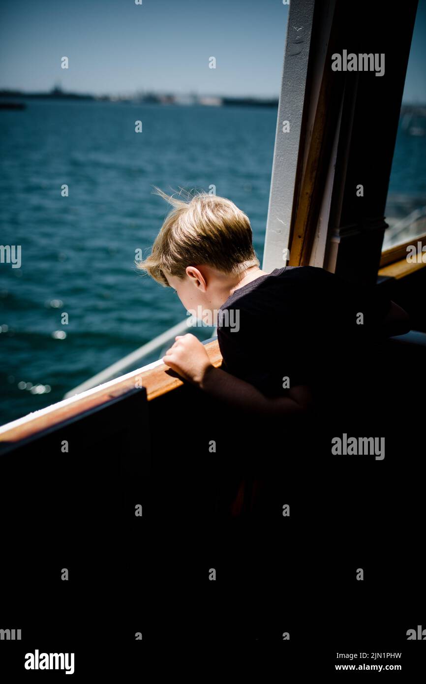 Der achtjährige Junge erkundet das Boot im Maritime Museum in San Diego Stockfoto