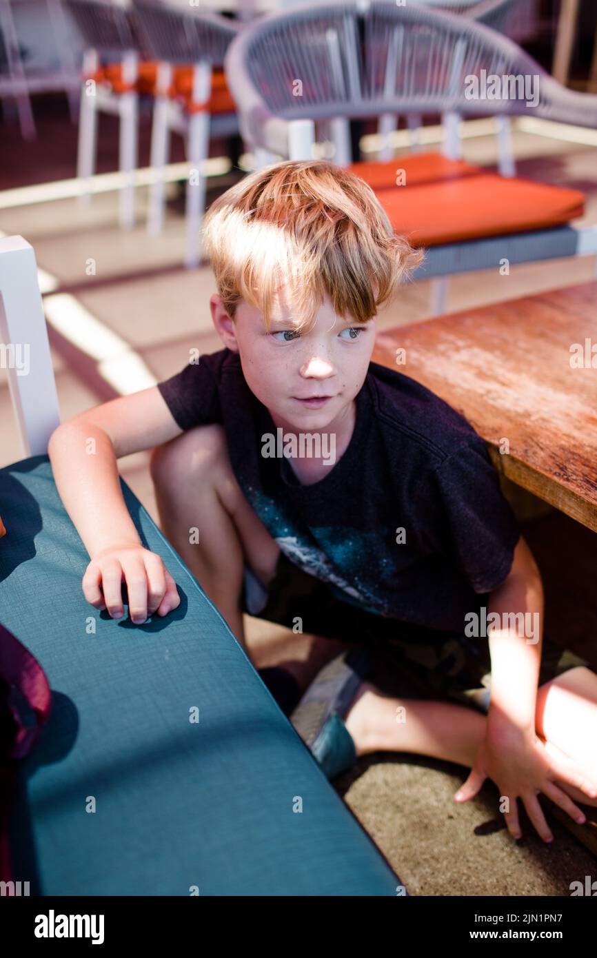 Achtjähriger Junge im Restaurant in San Diego Stockfoto