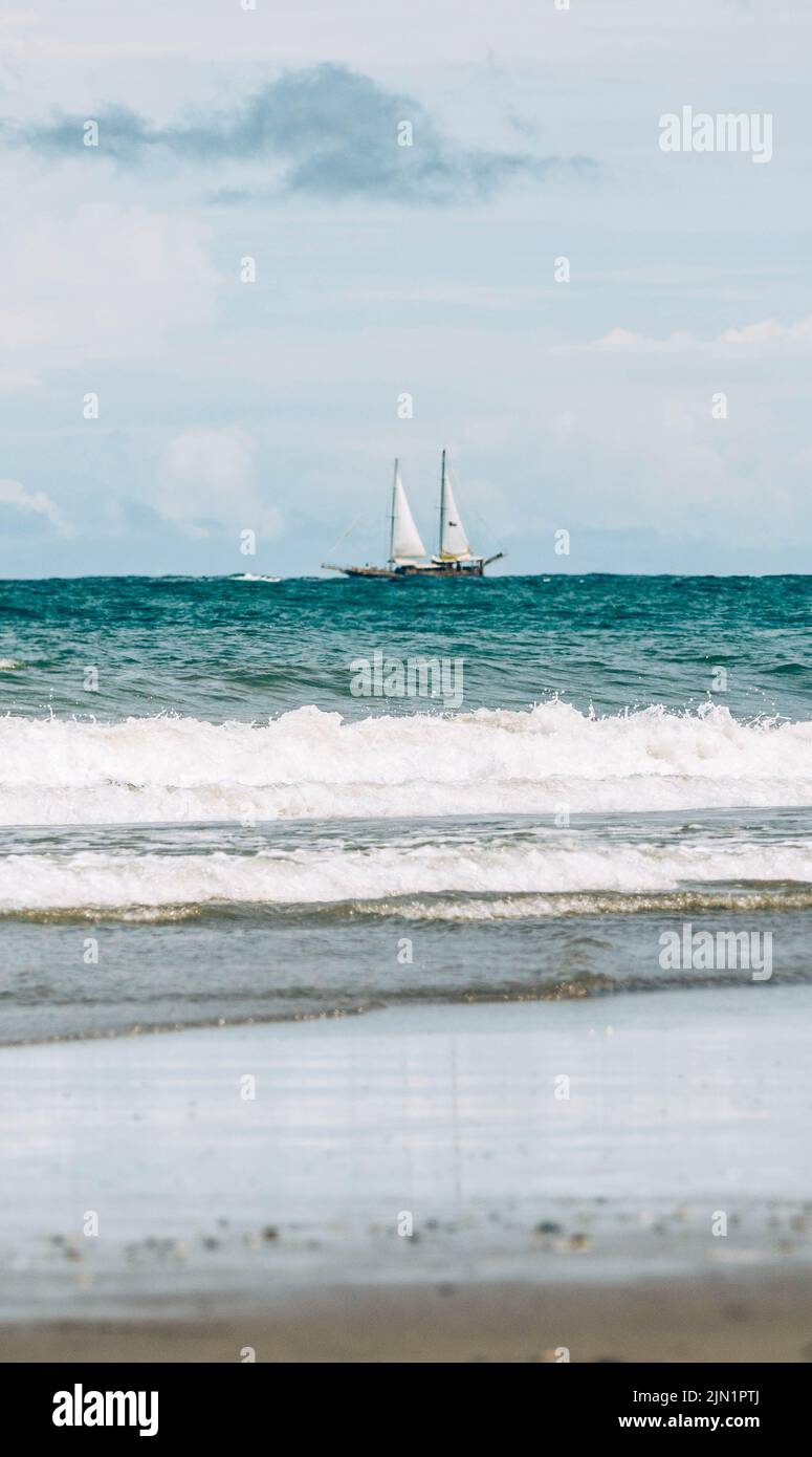 Schiff mit zwei Segeln im Meer Stockfoto