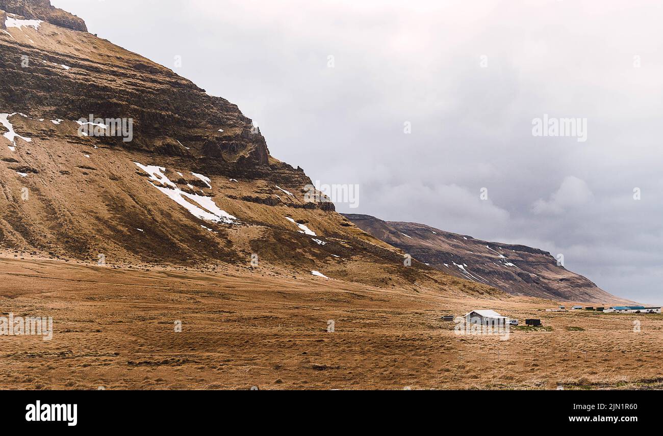 Einsames Haus mitten in einer tollen Landschaft und Bergen in island Stockfoto