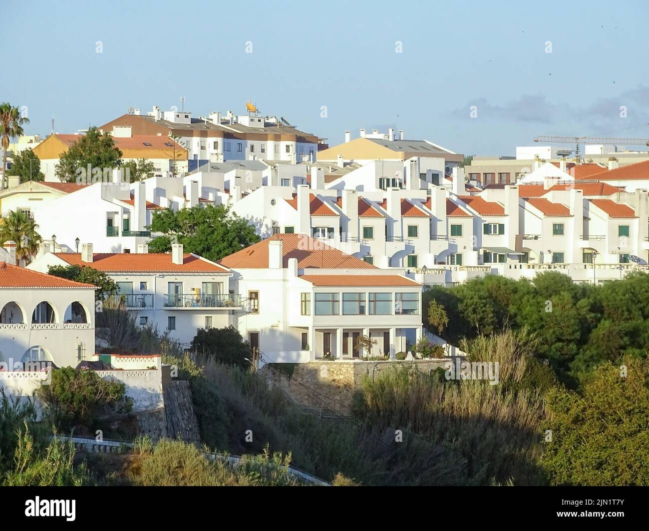 Blick auf weiße Häuser mit orangefarbenen Dächern in der portugiesischen Stadt Sines Stockfoto