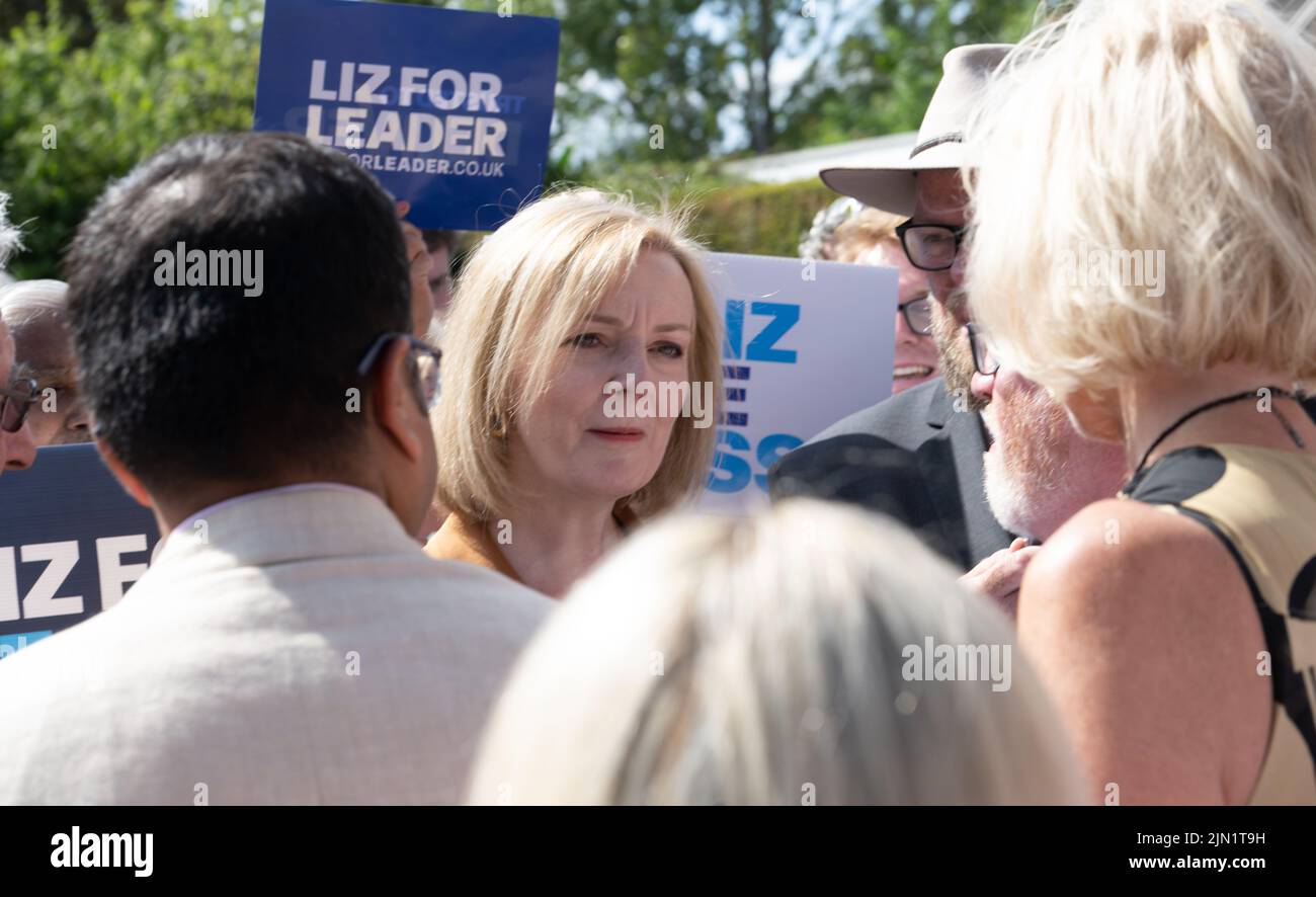 Brentwood, Großbritannien. 08. August 2022. Brentwood Essex 8.. Aug. 2022 Liz Truss, Außenministerin, nimmt an einer Kundgebung der konservativen Parteimitglieder Teil, um ihre Bewerbung um die Führung der Konservativen Partei in Hutton Hall, Brentwood Essex, zu unterstützen.Kredit: Ian Davidson/Alamy Live News Stockfoto