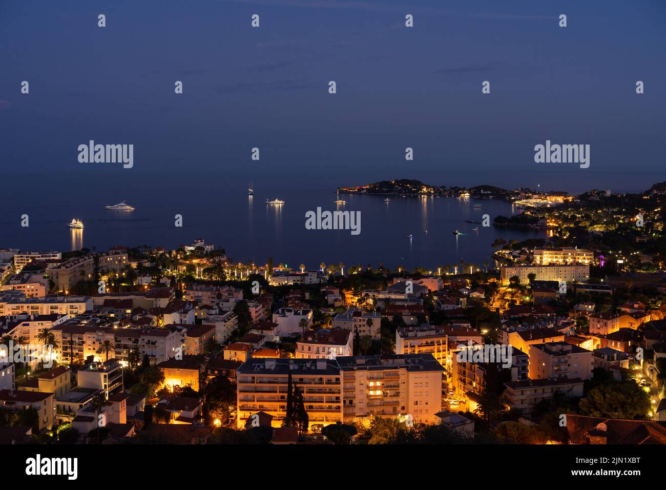 Panorama der Küstenstadt Beaulieu-sur-Mer, Französische Riviera - Côte d'Azur, bei Nacht, mit Saint-Jean-Cap-Ferrat auf der rechten Seite Stockfoto