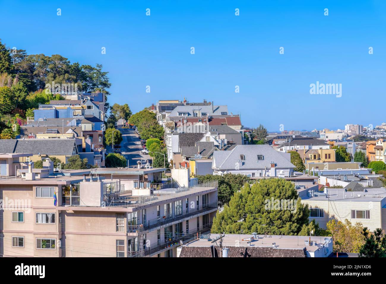 Ansicht eines Wohngebietes in San Francisco, Kalifornien. Es gibt Mehrfamilienhäuser und Einfamilienhäuser mit Straßen- und Säulenbäumen i Stockfoto
