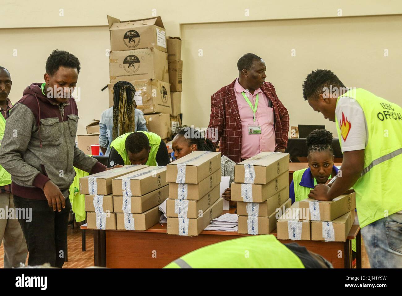 Nakuru, Kenia. 08. August 2022. Beamte der unabhängigen Wahlkommission und der Grenzkommission bereiten Wahlmaterial in einem provisorischen Lager im Kenya Industrial Technical Training Institute (KITI) im Wahlkreis Nakuru Town East vor. Die Kenianer gehen morgen, am 9. August 2022, zu allgemeinen Wahlen. Kredit: SOPA Images Limited/Alamy Live Nachrichten Stockfoto