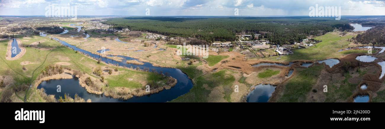 Frühlingsantenne Weitblick auf grünes Flussdelta Tal von Drohne. Region Smijewski auf dem Fluss Siwerskyi Donez in der Ukraine. Flusskurve, grün für Stockfoto