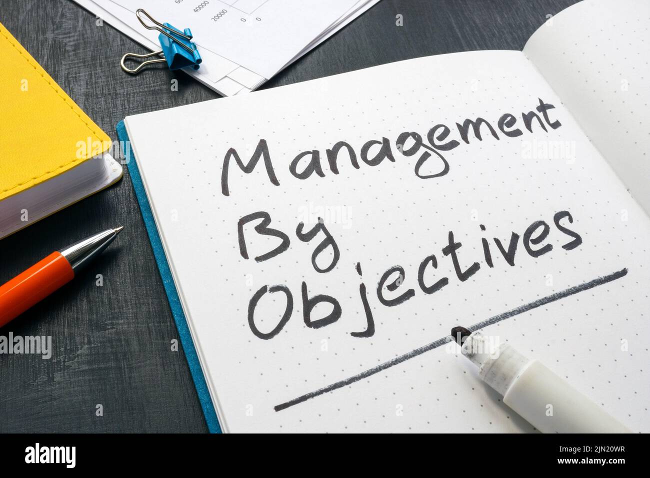 Management nach Zielen im geöffneten Notizblock markieren. Stockfoto