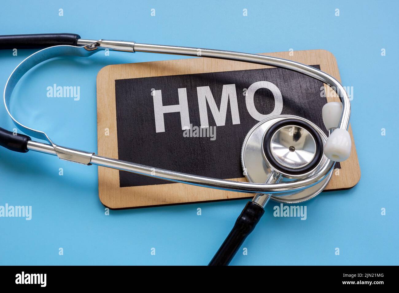 Platte mit Aufschrift Health Maintenance Organization HMO und Stethoskop. Stockfoto