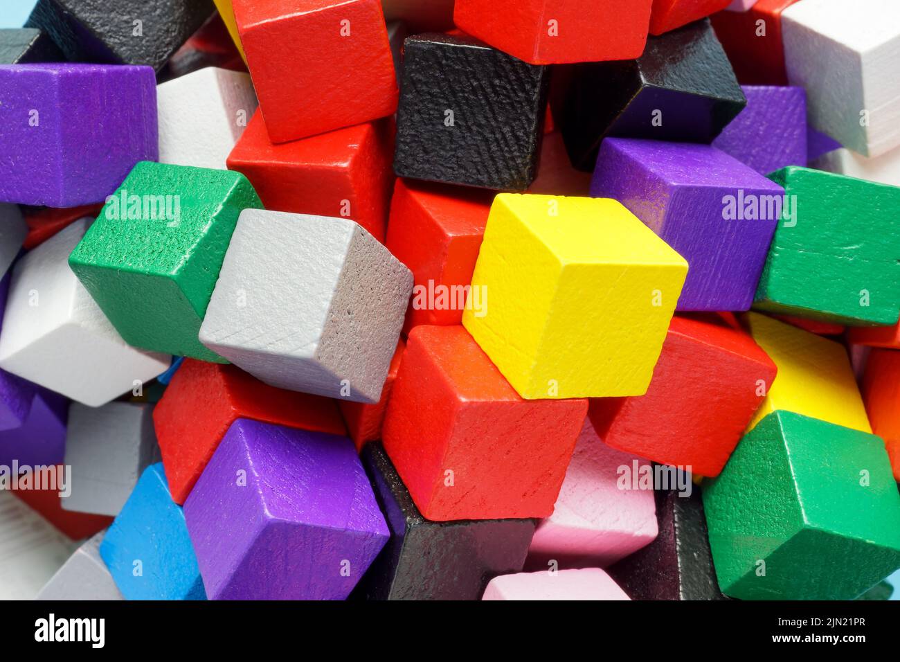Viele farbige Würfel. Abstraktes Konzept von Komplexität und Chaos. Stockfoto
