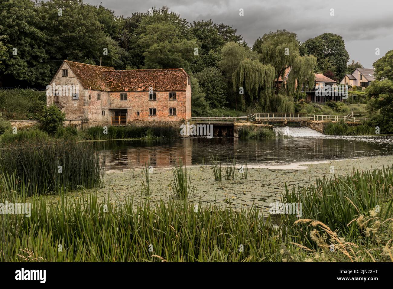 Sturminster Mill ist eine Getreidemühle, die am Fluss Stour in Sturminster Newton Dorset in Großbritannien liegt und im Domesday-Buch von 1086 erwähnt wird. Stockfoto