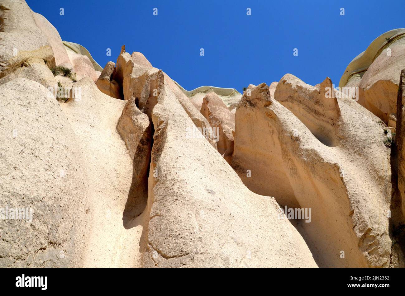 Nahaufnahme der Felsformation im „Rose Valley“, kappadokien unter klarem blauen Himmel Stockfoto