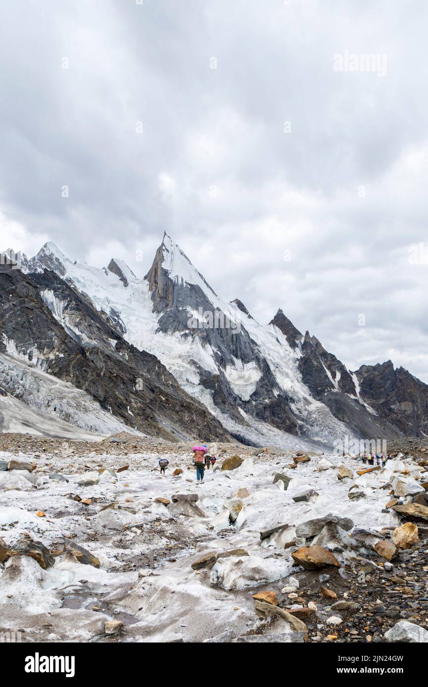 Trekker auf dem Gondogoro-Gletscher mit Laila-Gipfel, Gondogoro La Trek in Pakistan Stockfoto