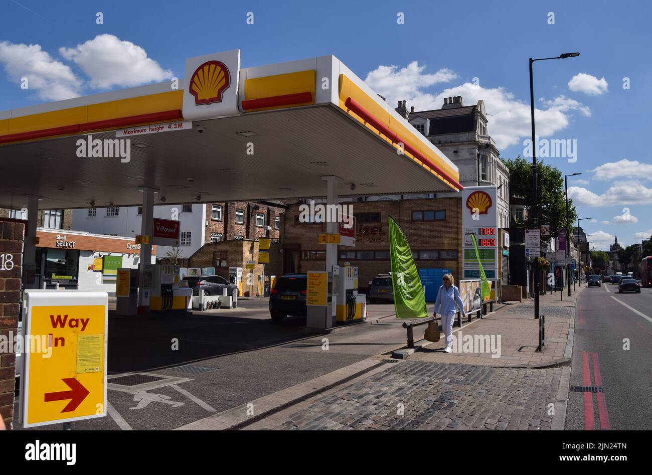 Eine Shell-Tankstelle in London, Großbritannien. 8.. August 2022. Stockfoto