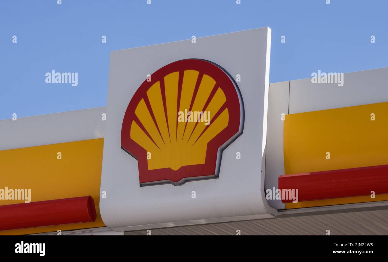 Detail des Shell-Logos an einer Tankstelle in London, Großbritannien. Stockfoto