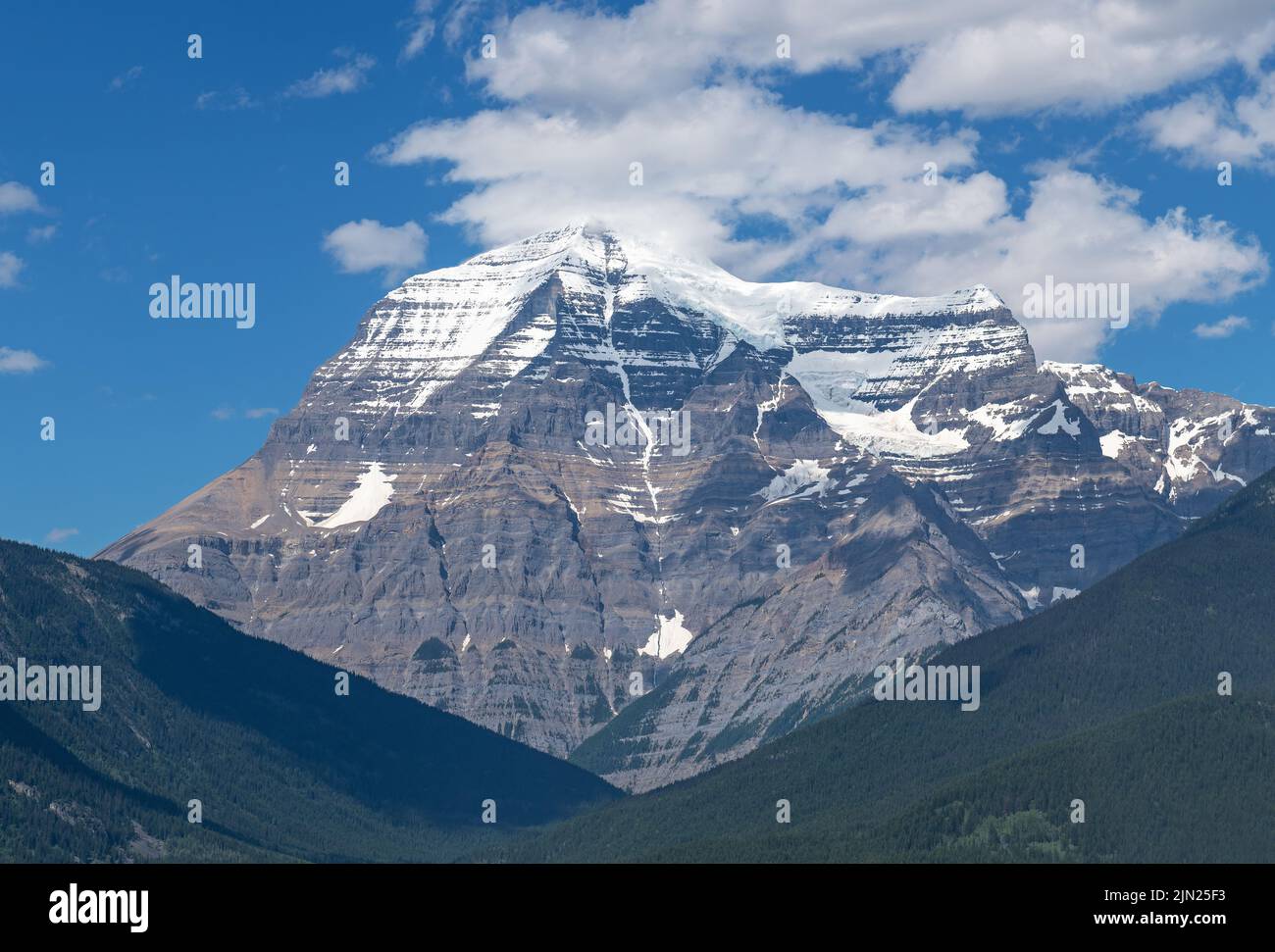 Mount Robson im Sommer, Mount Robson Provincial Park, Rocky Mountains, British Columbia, Kanada. Stockfoto
