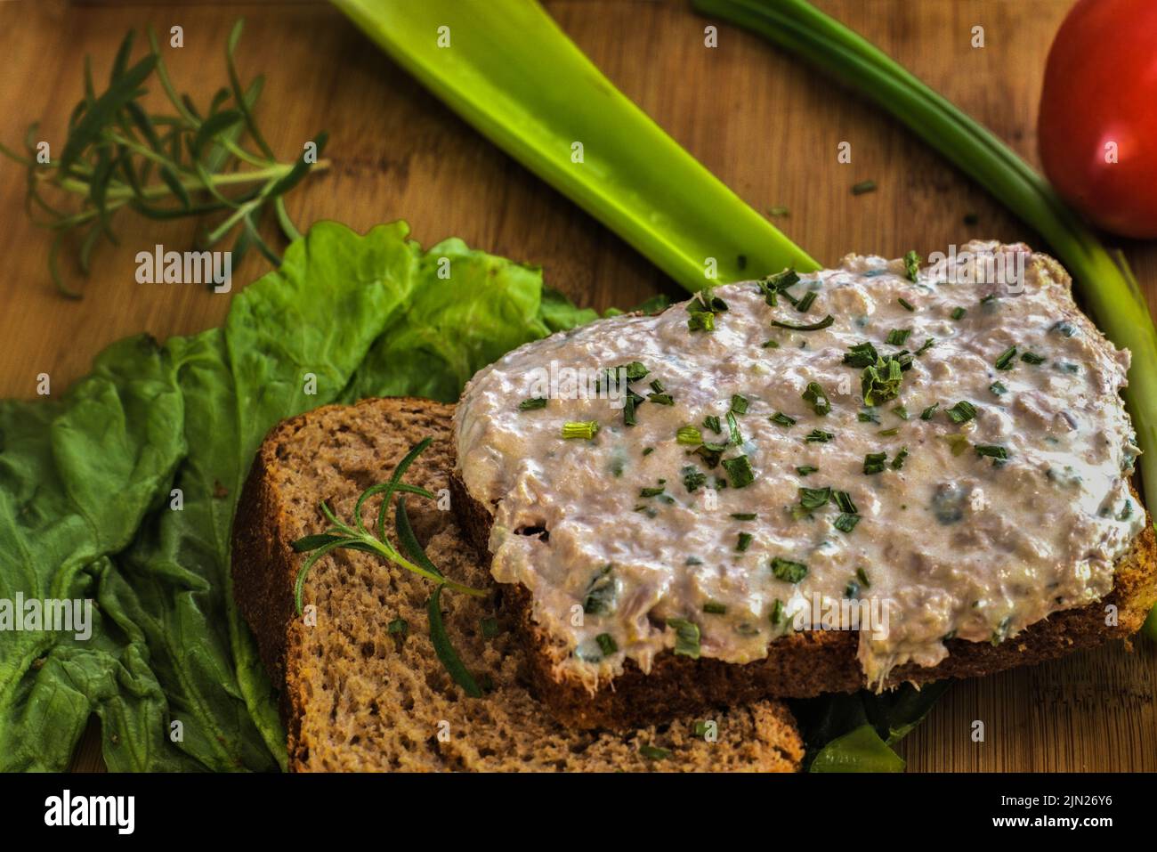 Thunfisch-Salat auf Weizenbrot. Stockfoto