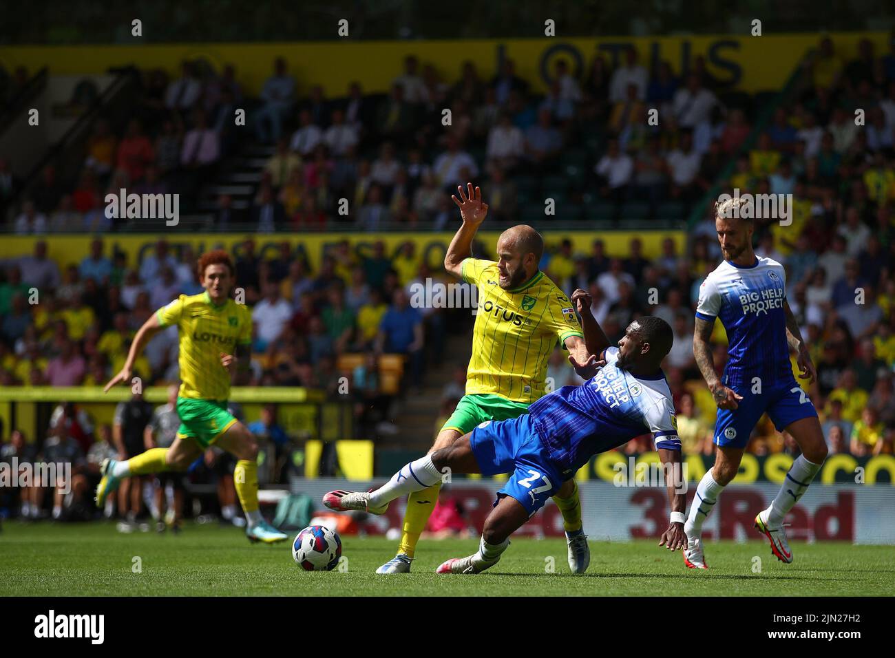 Teemu Pukki aus Norwich City wird von Tendayi Darikwa aus Wigan Athletic - Norwich City / Wigan Athletic, Sky Bet Championship, Carrow Road, Norwich, Großbritannien - 6.. August 2022 nur zur redaktionellen Verwendung – es gelten die Einschränkungen von DataCo Stockfoto