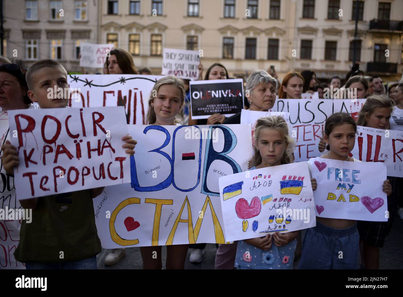 LVIV, UKRAINE - 5. AUGUST 2022 - Aktivisten drängen während einer von organisierten Aktion darauf, die Rechte zu schützen und den Austausch der Mariupol-Helden zu beschleunigen Stockfoto