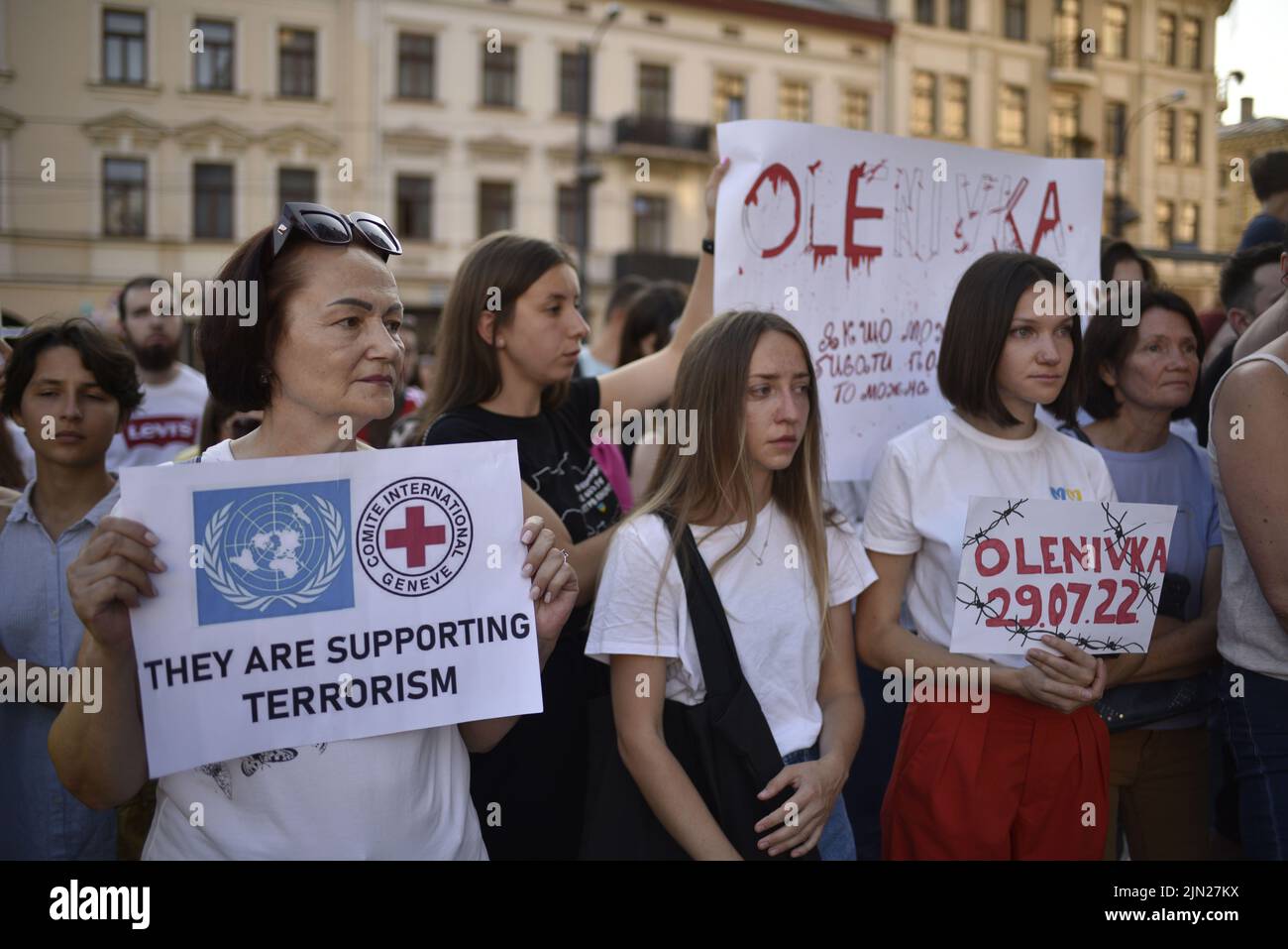 LVIV, UKRAINE - 5. AUGUST 2022 - Aktivisten drängen während einer von organisierten Aktion darauf, die Rechte zu schützen und den Austausch der Mariupol-Helden zu beschleunigen Stockfoto