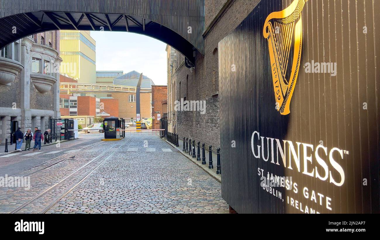 Guinness Brewery and Storehouse in Dublin - DUBLIN, IRLAND - 20. APRIL 2022 Stockfoto