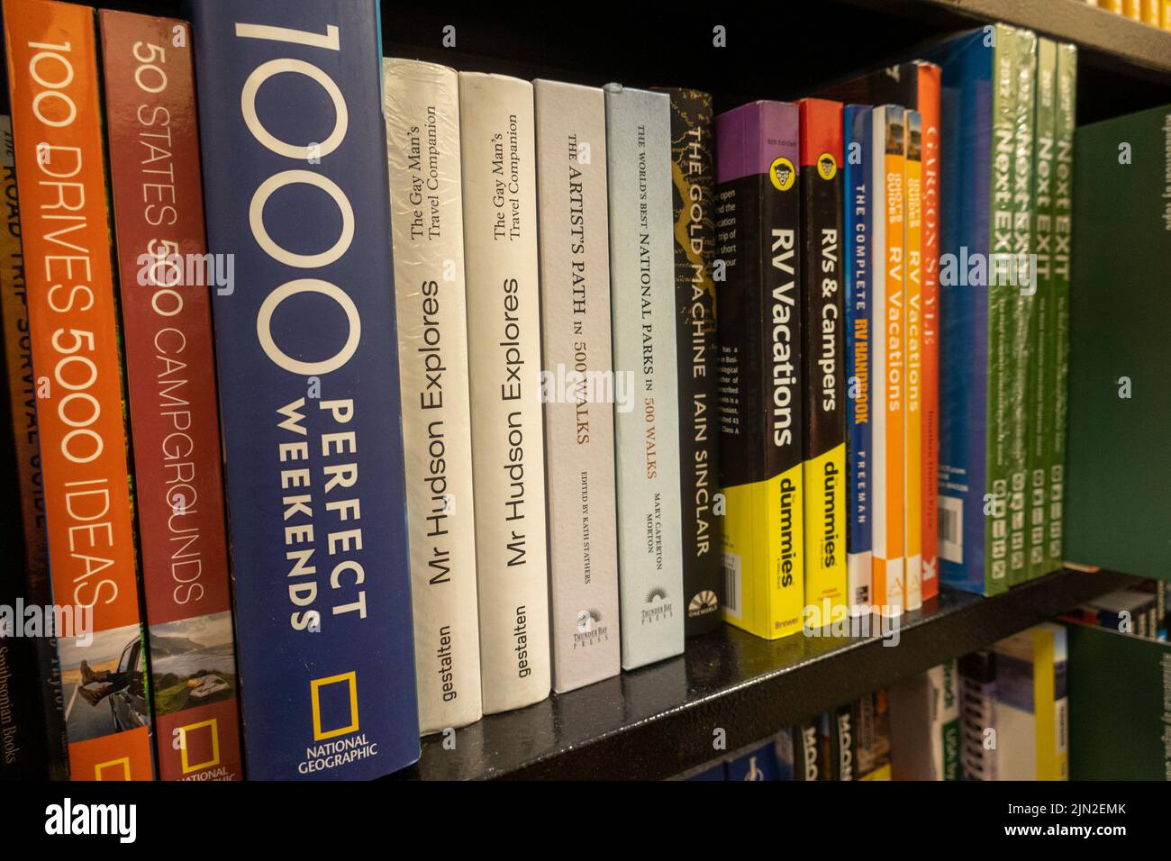Barnes & Noble Booksellers auf der Fifth Avenue in New York City hat eine große Auswahl an Büchern, USA 2022 Stockfoto
