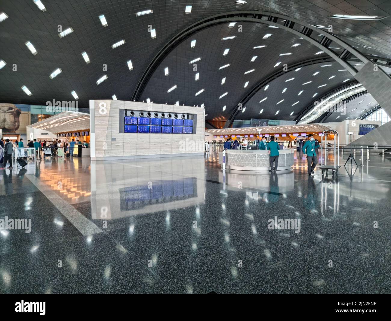 DOHA, KATAR - 4. MÄRZ 2022: Inneneinrichtung des neuen internationalen Flughafens Hamad in Doha, Katar. Stockfoto