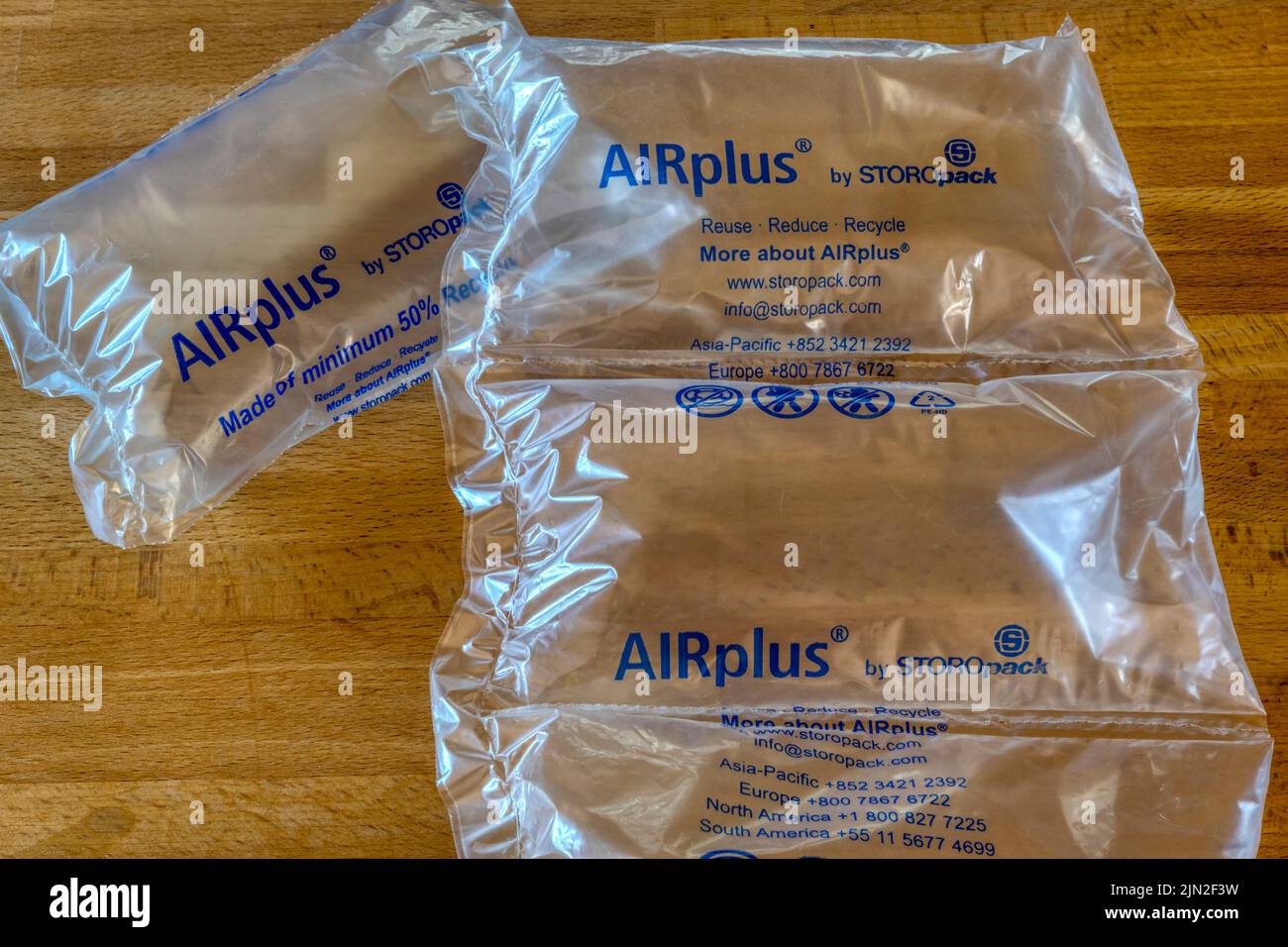 Luftgefüllte AirPlus-Verpackungen von Storopack. Teilweise aus recyceltem Kunststoff. Stockfoto