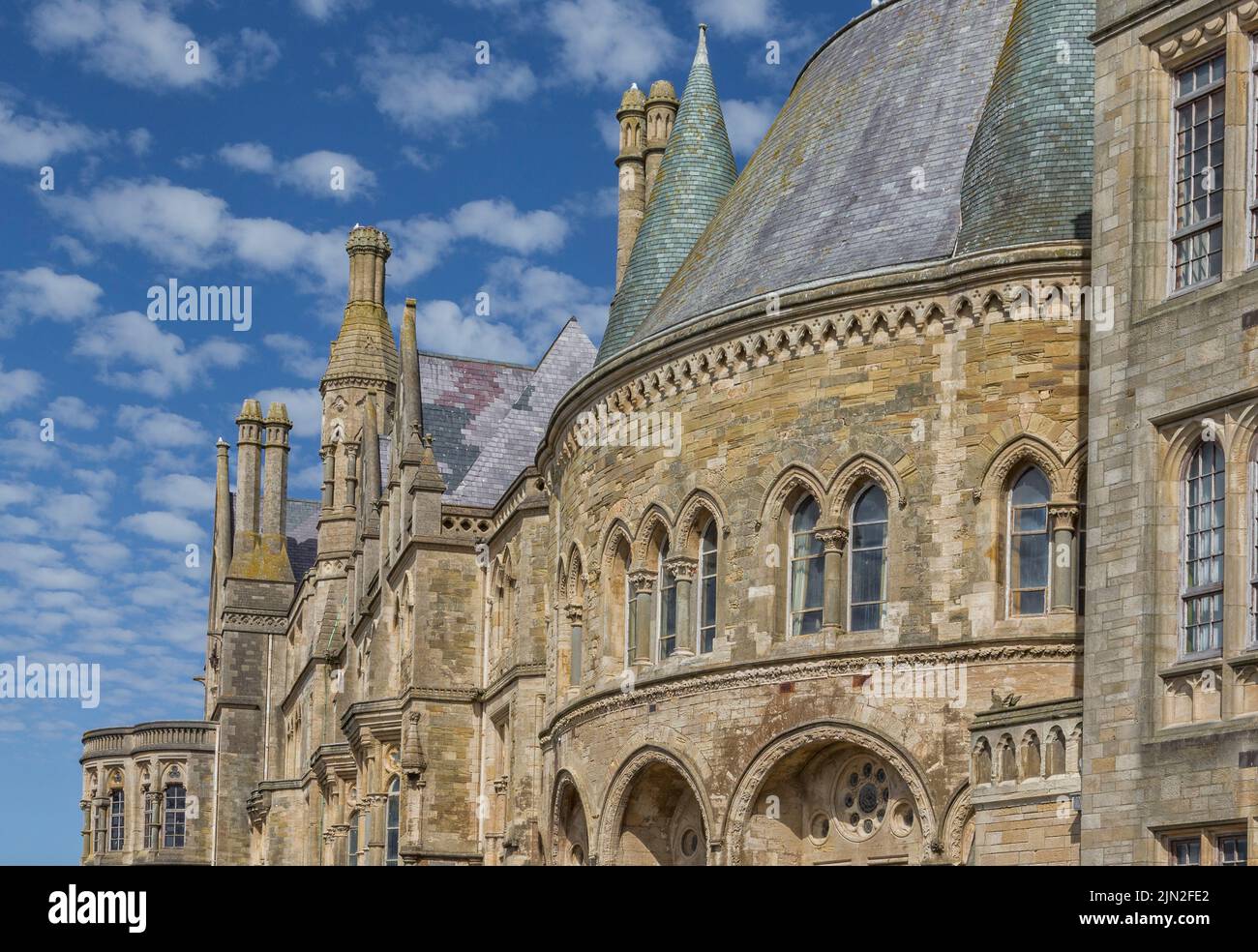 Detail des Old College, Aberystwyth. Das Gebäude im gotischen Stil gehört zur University of Aberystwyth und blickt auf die Küste. Stockfoto