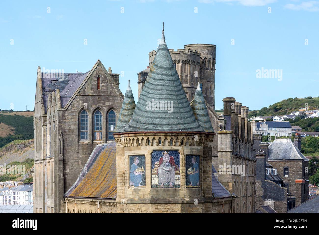 Ein Blick auf das Triptychon-Mosaik am geschwungenen Ende des Old College-Gebäudes der Aberystwyth University. Stockfoto